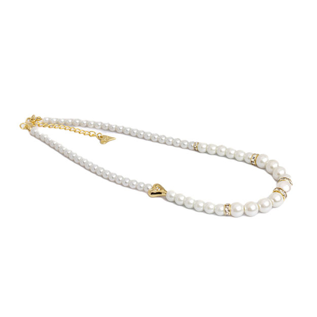 Kort kjede hvite perler gullbelagt hjerte og blanke stener