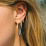 Bilde av Forgylt sølv øreringer Ellera 11mm med blå Cubic Zirconia