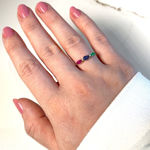 Bilde av Hvitt gull ring med diamanter 2 x 0,01ct WP og rubin/smaragd/safir