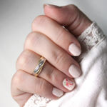 Gull ring tofarget med diamant 005ct WSI