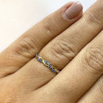 Gull ring snaret med blå zirconer