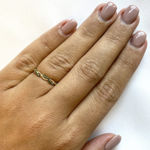 Gull ring snaret med grønne zirconer