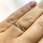 Gull ring snaret med grønne zirconer