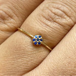 Gull ring med liten blå zircon rosett