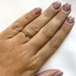 Gull ring med liten grønn zircon rosett