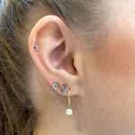 Bilde av Gull earstud med 3 blå Cubic Zirconia