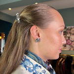 Hårklype bunad Ida stor oksidert sølvfarget med blå stein