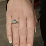 Hvitt gull ring med blå topas 7x9mm og diamant 0,08ct W/SI