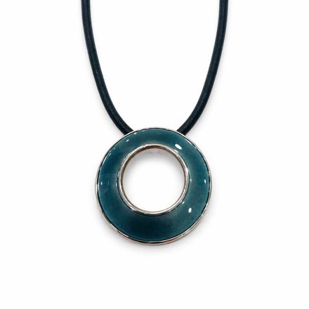 Sølv halssmykke sort reim med grå sirkel